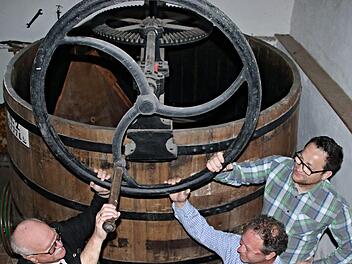 Nur gemeinsam ist man stark, kann vieles schaffen. Das demonstrieren die künftigen Köslauer Brauer (von rechts), Vorsitzender Oliver Schineller, sein Vertreter Alexander Gehring und Georg Jagla, am Maischbottich.