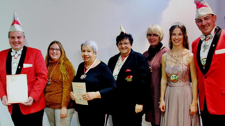 Angelika Arnold vom Fastnachtsverband Franken (Mitte) ehrt v.l. Bernd Kiesel, Julia Sauer, Eveline Podda, Sabine Schuster. Prinzessin Juliane I. und  Vorsitzender Alexander Bühner gratulieren. Werner Vogel