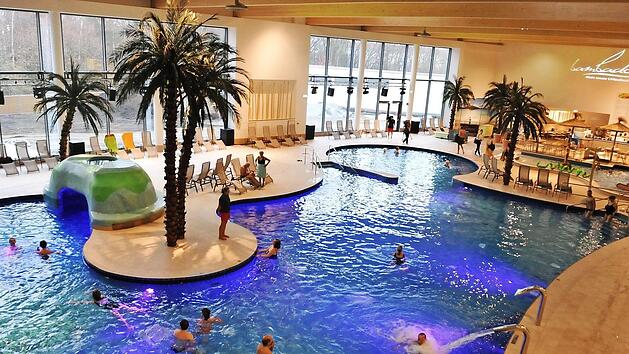 Das Freizeitbecken mit dem Gastronomiebereich Fotos: Ronald Rinklef