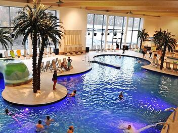 Das Freizeitbecken mit dem Gastronomiebereich Fotos: Ronald Rinklef