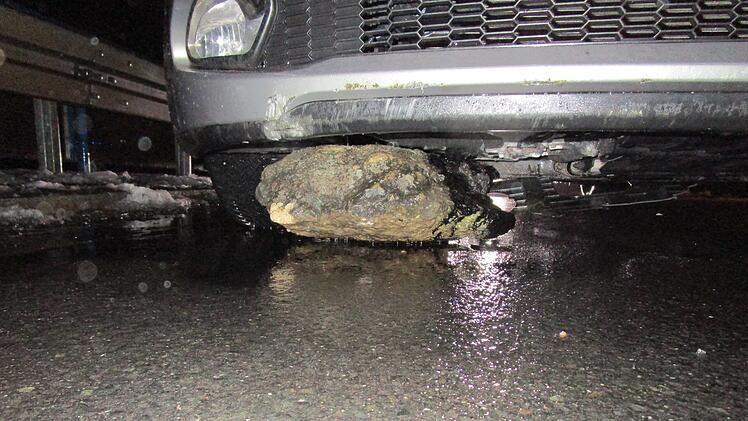 Ein Steinbrocken auf der Fahrbahn hat im Landkreis Kulmbach für einen Großeinsatz der Feuerwehr gesorgt.