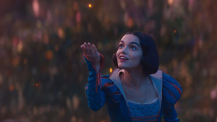 Rachel Zegler ("West Side Story", "Die Tribute von Panem - Das Lied von Vogel und Schlange") macht als Schneewittchen eine gute Figur.