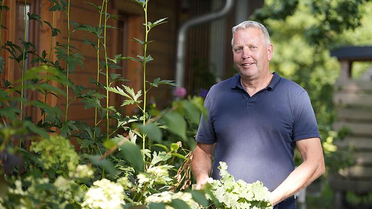 Jörg lädt nur eine Frau zur Hofwoche ein.