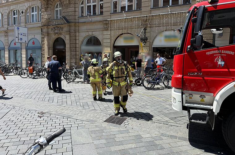 Bamberg: Gasalarm in Gebäude an Kettenbrücke - Feuerwehr sperrt Straße ab