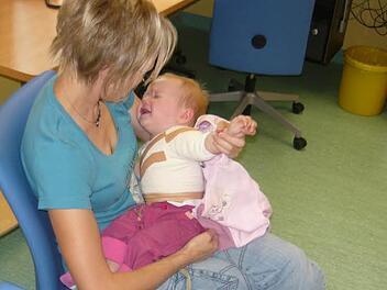 Mia im Juni 2011: Vom Oberarm über die Brust bis zum Bauch ist ihre Haut verbrannt. Foto: privat