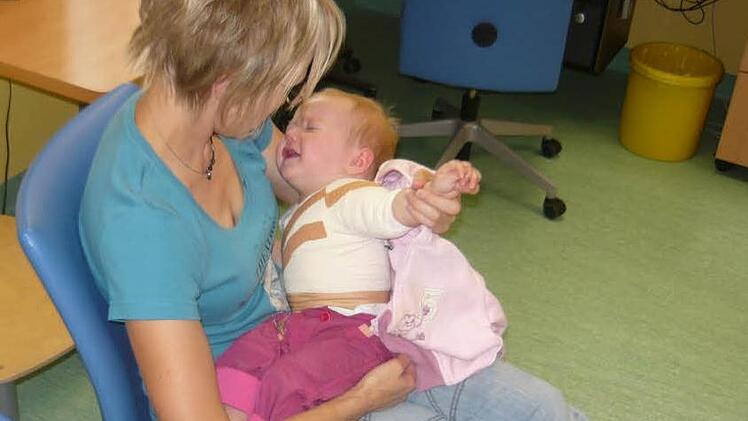 Mia im Juni 2011: Vom Oberarm über die Brust bis zum Bauch ist ihre Haut verbrannt. Foto: privat