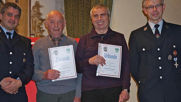Vorsitzender Georg Glykos (v.l.) gratulierte Hermann Gutmann und Ernst Wallek zur langjährigen Mitgliedschaft. Kommandant Holger Amend schloss sich den guten Wünschen an. Im Vorfeld hatte der erkrankte Reinhold Rettinger schon eine Dankesurkunde erhalten. Foto: Gerd Schaar