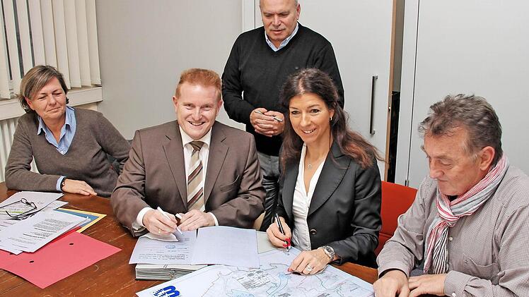 Schnelles Breitband für Maßbach: Bürgermeister Matthias Klement (2. von links) und die Geschäftsführerin der Firma NEFtv Carmen Becker (rechts daneben) unterzeichneten den Vertrag, mit dem Maßbach ein schnelles Kabelnetz bekommen soll. Links Rosmarie Diwo von der Kabelfernsehen München GmbH & Co KG, rechts Peter Mayer, Planungsleiter bei der Breitbandberatung Bayern, hinten Eckhard Händel, Geschäftsleiter der Verwaltungsgemeinschaft.  Foto: Dieter Britz