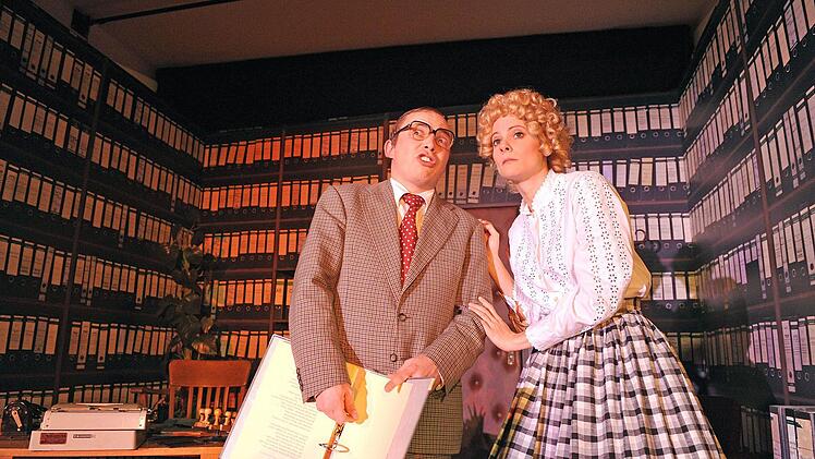 Szene aus dem Heinz-Erhardt-Abend des Coburger Landestheaters mit Eva Marianne Berger und Ingo Paulick.Foto: Andrea Kremper