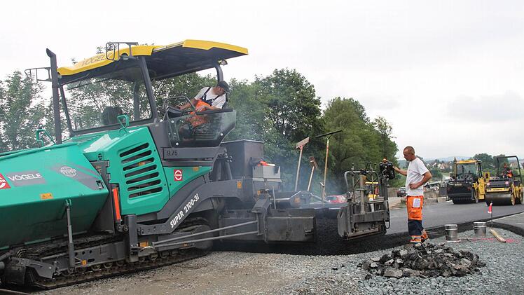 Die alte Staatsstraße wird an die neue Brücke angebunden.