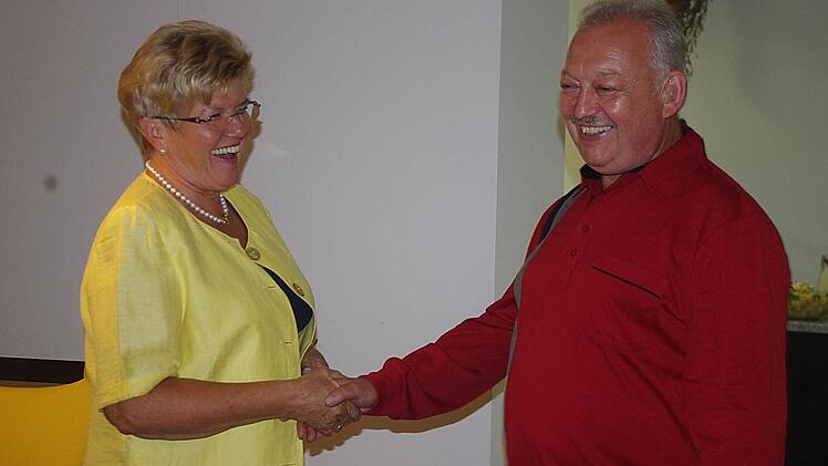 Wolfgang Neubauer wurde für 1.000 offizielle Spiele im Trikot des TSV Teuschnitz ausgezeichnet. Foto: Heike Schülein