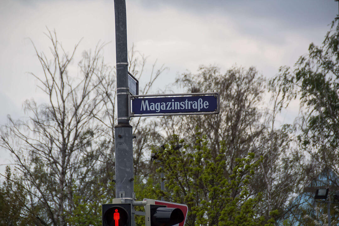 Folgenschwerer Betriebsunfall auf BaumarktgeländePalette rutscht von Gabelstapler – 31-jähriger Kunde wird von Betonsteinen begraben und stirbt