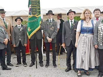 Königsproklamation (v. l.): Georg Backer (1. Ritter), Michael Staar (2. Ritter), Wolfgang Bergmann (2. Schützenmeister), Fahnenbegleiter Bastian Tumbach, Daniel Bergmann (von Fahne verdeckt), Fahnenbegleiter Lukas Beetz, 1. Schützenmeister Reinhold Wolf, Liesel Claudia Beetz, 2. Bürgermeister Wolfgang Förtsch, Schützenkönig Emil Müller und Liesel Elisabeth Müller Fotos: K.-H. Hofmann