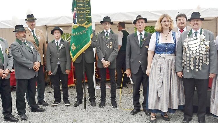 Königsproklamation (v. l.): Georg Backer (1. Ritter), Michael Staar (2. Ritter), Wolfgang Bergmann (2. Schützenmeister), Fahnenbegleiter Bastian Tumbach, Daniel Bergmann (von Fahne verdeckt), Fahnenbegleiter Lukas Beetz, 1. Schützenmeister Reinhold Wolf, Liesel Claudia Beetz, 2. Bürgermeister Wolfgang Förtsch, Schützenkönig Emil Müller und Liesel Elisabeth Müller Fotos: K.-H. Hofmann