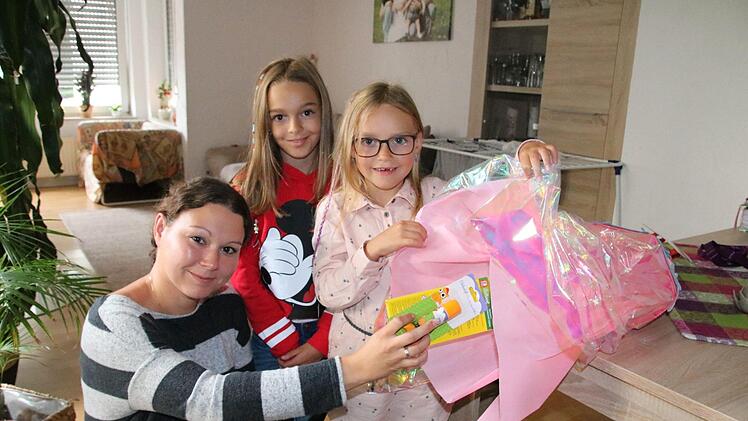 Gut, eine ältere Schwester zu haben: Die neunjährige Lena (rechts) hilft ihrer sechsjährigen Schwester Viktoria nicht nur beim Packen der Büchertasche, sondern gibt auch Tipps zum Schul-Alltag. Foto: Ralf Ruppert