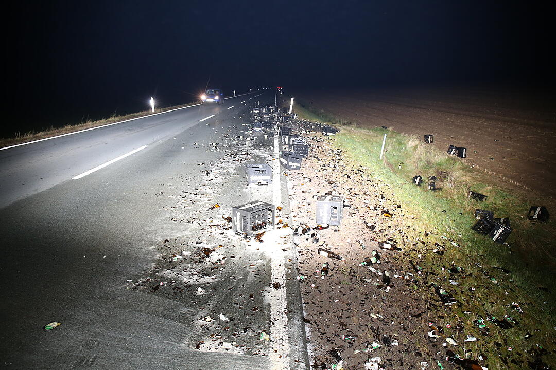 Oberfranken: Bierlaster verliert Ladung auf B173