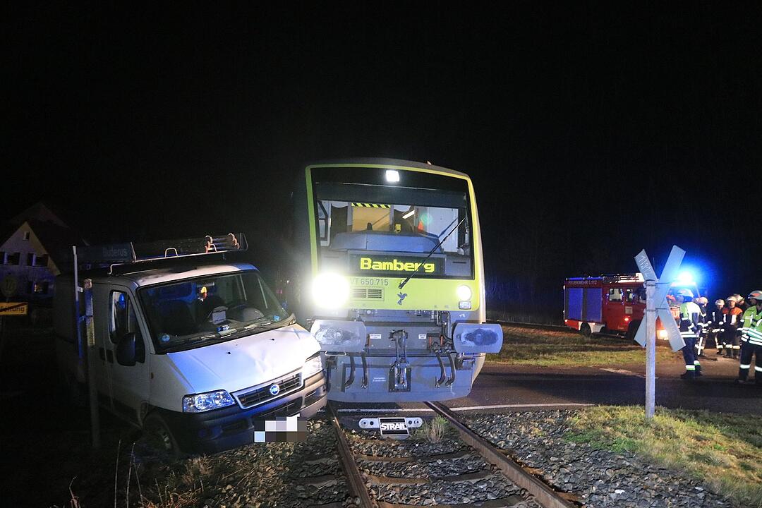 Zug gegen Lieferwagen - Bahnunfall zwischen Bamberg und Ebern