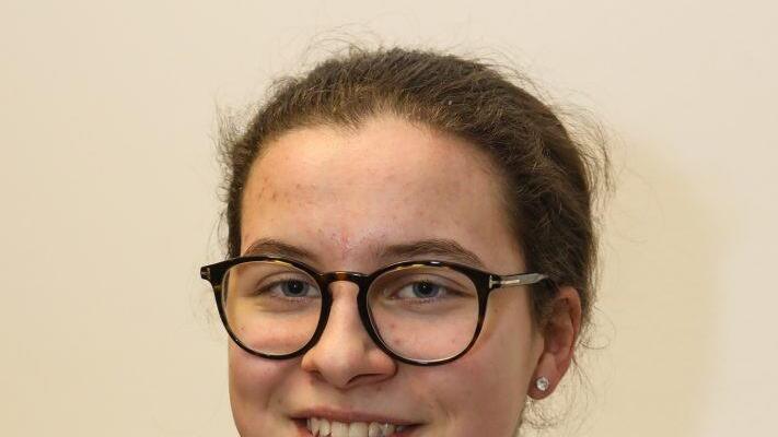 Alina Tietz dankte ihren Lehrerinnen für einen Geschichtsunterricht, der es ihr ermöglicht hat, "eine ganz andere Sicht auf die NS-Zeit zu bekommen". Foto: Barbara Herbst