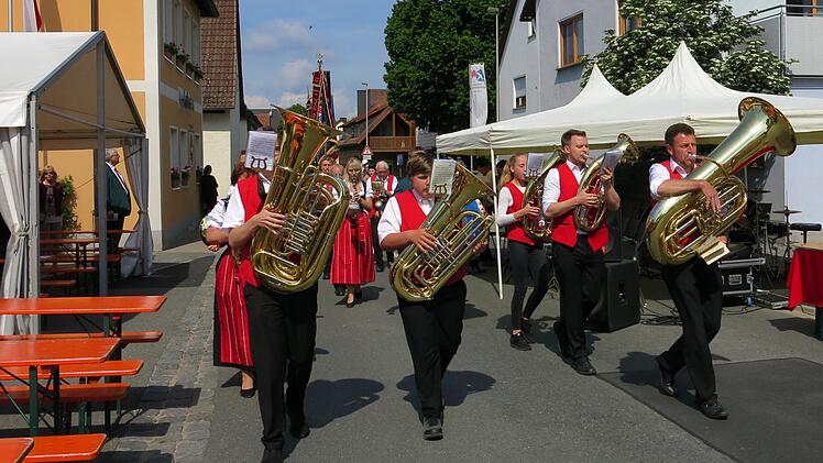 Der Festzug in Poxdorf kommt. Foto: Dagmar Niemann