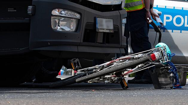Im Landkreis Aschaffenburg ist eine Radfahrerin bei einem Zusammensto&szlig; mit einem Lkw schwer verletzt worden. Symbolfoto: Paul Zinken/dpa