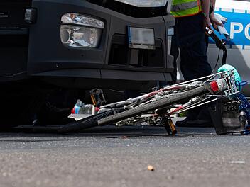 Im Landkreis Aschaffenburg ist eine Radfahrerin bei einem Zusammensto&szlig; mit einem Lkw schwer verletzt worden. Symbolfoto: Paul Zinken/dpa