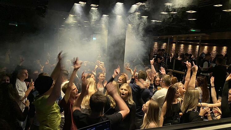 Im "Look" genossen die jungen Menschen die Rückkehr auf die Tanzfläche ausgelassen.