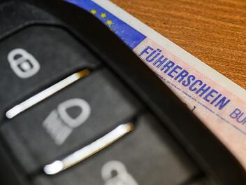 Kurioser Fall in Erlangen: Senior (95) f&auml;hrt ohne F&uuml;hrerschein zu Polizeitermin