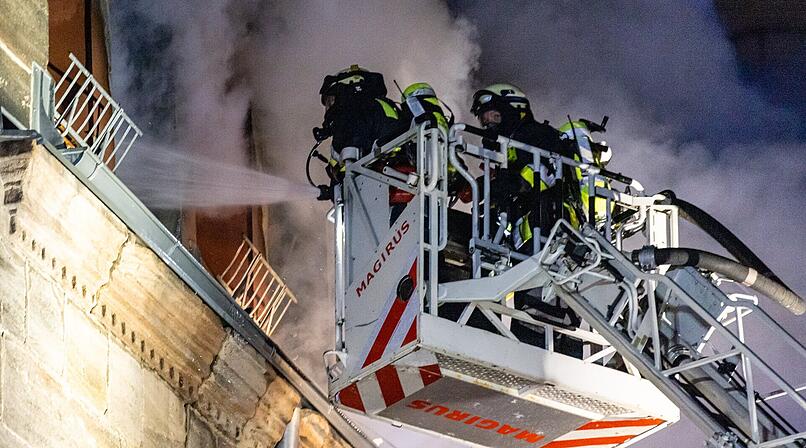 Hausbrand in N&uuml;rnberger S&uuml;dstadt - Geb&auml;ude muss von Stromnetz getrennt werden