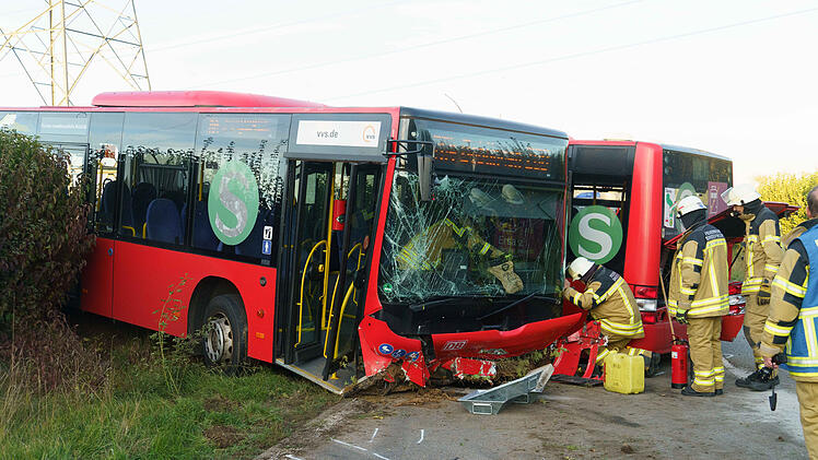 Linienbus in zwei Teile geteilt: Fahrer schwer verletzt
