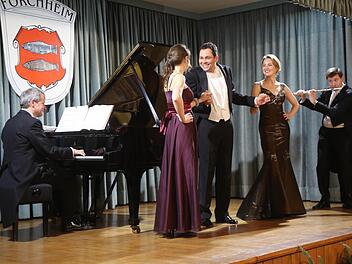 Die Künstler des Neujahrskonzerts singen und spielen Mozart. Am Klavier Mathias Mönius, Katharina Ajyba, James Tolksdorf, Anna Werle, Ekkehard Hauenstein  Foto: Hansotto Neubauer