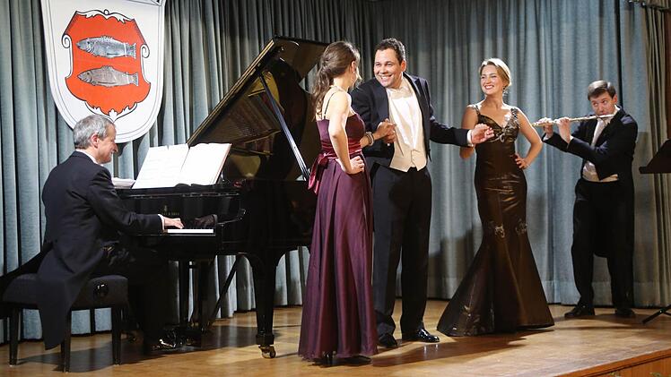 Die Künstler des Neujahrskonzerts singen und spielen Mozart. Am Klavier Mathias Mönius, Katharina Ajyba, James Tolksdorf, Anna Werle, Ekkehard Hauenstein  Foto: Hansotto Neubauer