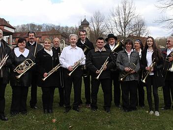 Aus 13 Frauen und Männern besteht der Posaunenchor Gleisenau im seinem Jubiläumsjahr, rechts Chorleiter Herbert Hofmann. Foto: Günther Geiling