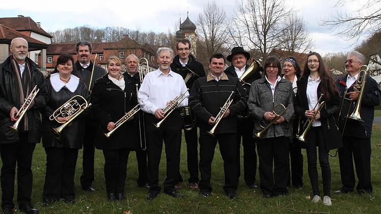 Aus 13 Frauen und Männern besteht der Posaunenchor Gleisenau im seinem Jubiläumsjahr, rechts Chorleiter Herbert Hofmann. Foto: Günther Geiling