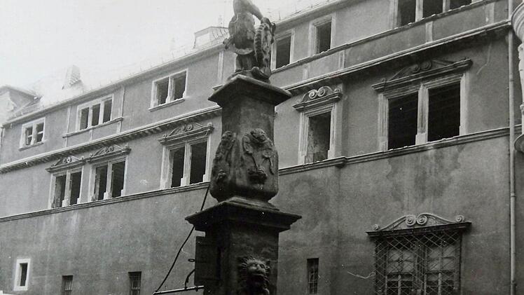 Das historische Foto aus dem Jahr 1970 mit dem Rückertbrunnen im Vordergrund zeigt, wie der Kastellanbau der Coburger Ehrenburg und die Backsteingalerie innen rstauriert wird.Foto: Archiv