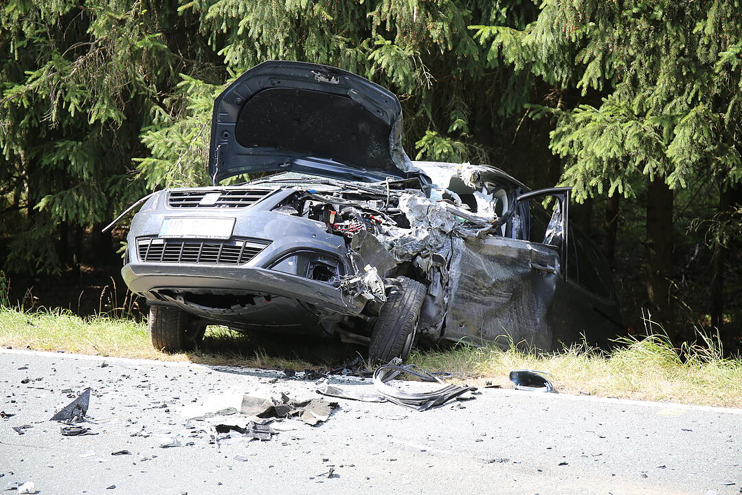 Frontalcrash in Oberfranken: Fahrer bei Unfall eingeklemmt und schwer verletzt