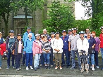 Die Radfahrer vor der ehemaligen Klosteranlage in Frauenaurach Foto: Klaus-Peter G&auml;belein