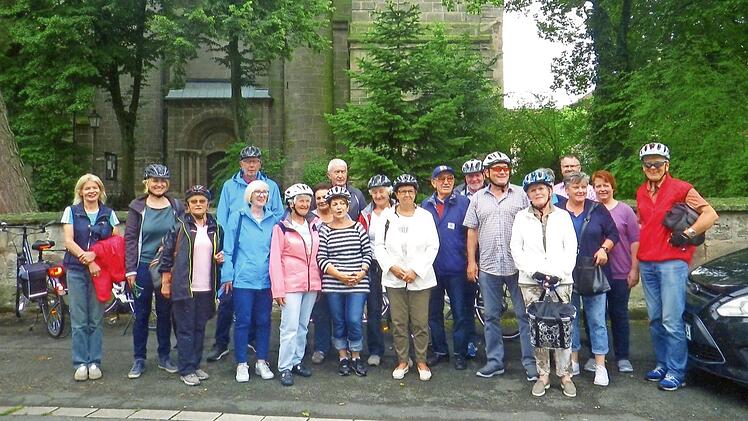 Die Radfahrer vor der ehemaligen Klosteranlage in Frauenaurach Foto: Klaus-Peter G&auml;belein