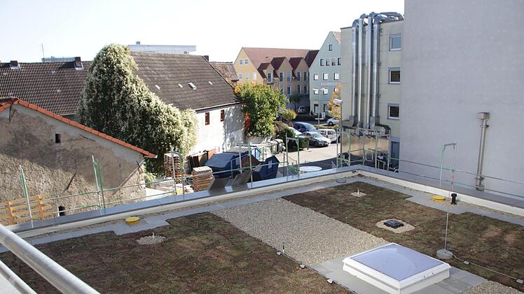 In die Räume der neuen Intensivstation am Kreiskrankenhaus St. Anna in Höchstadt   wurde millionenschwer investiert. Blick aufs Dach. Foto: Christian Bauriedel