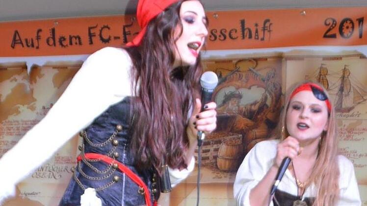 Piraten Alexa Bartenstein und Ida Potschka mit Fischstäbchen für zwischendurch. Foto: Annette Warmuth