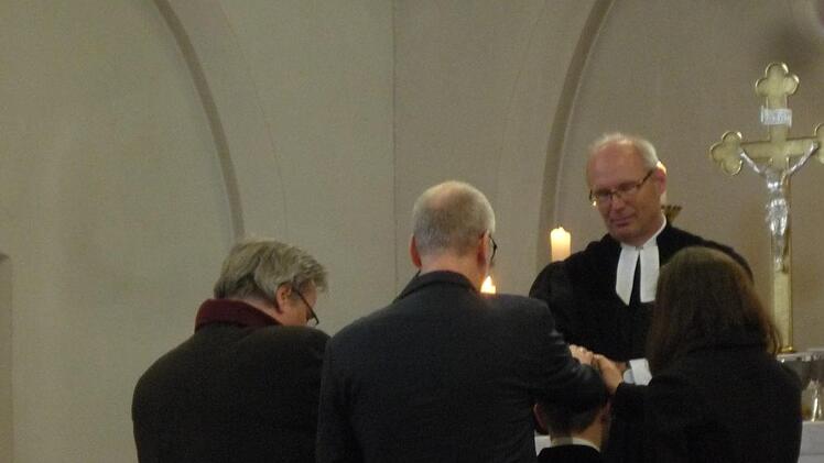 Die Handauflegung im Einführungsgottesdienst  Foto: Elisabeth Görner