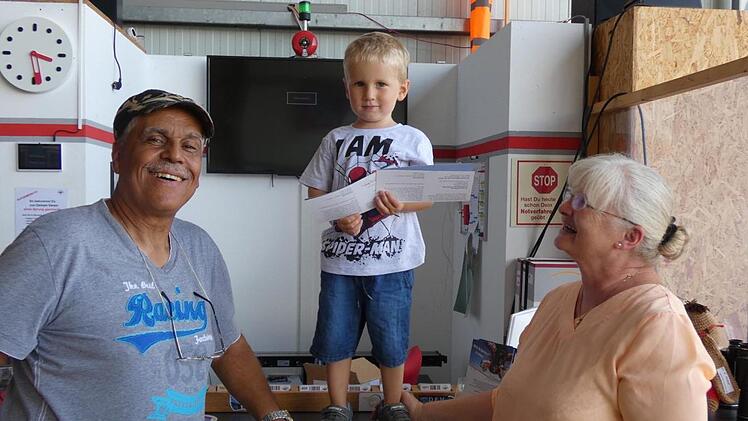 Ein kleiner Mann ganz groß: Der fünfjährige Lucas Huber gewann bei der Tombola einen Tandemsprung, den aber seine große Schwester Aylin Dix absolvieren wird. Bill und Renate Ruck vom FSZ überreichten den Gutschein. Foto: Christian Licha