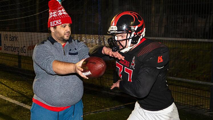 Tim Schwab (l.), Vorsitzender der Bucks, simuliert hier den Quarterback und zeigt  die richtige Haltetechnik des Balles.
