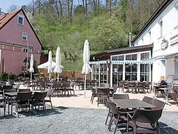 Leere Plätze im Biergarten des Gasthofs "Weinbrücke" in Kulmbach: In der Gastronomie herrscht seit Wochen Flaute - das schlägt sich jetzt auch auf dem Arbeitsmarkt nieder.  Foto: Archiv/Sonny Adam