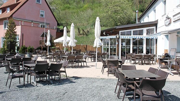 Leere Plätze im Biergarten des Gasthofs "Weinbrücke" in Kulmbach: In der Gastronomie herrscht seit Wochen Flaute - das schlägt sich jetzt auch auf dem Arbeitsmarkt nieder.  Foto: Archiv/Sonny Adam