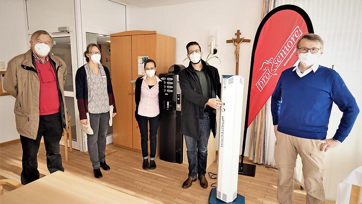 Mit einem individuellen Raumkonzept desinfiziert der Airprotector der Firma Dukart die Raumluft mit Hilfe von UVC-Strahlung. Die Umgebungsluft wird angesaugt und isoliert mit einer hohen Dosis UVC-Licht bestrahlt. Das Bild zeigt die Übergabe mit (von links) Prof. Hartmut Frank, Antje Rödel von der Pflegedienstleitung, Heimleiterin Nicole Wurster, Dirk Deuer vom Hersteller Dukart und den Arzt Wolfgang Hatzold.