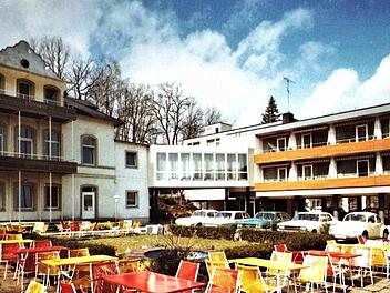 Das alte Kurheim Fürst Bismarck (links) mit modernem Motel I und (dahinter) Motel II um 1970