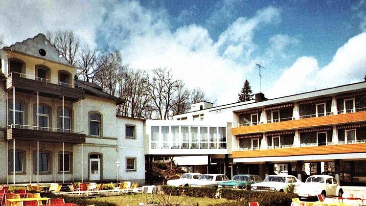 Das alte Kurheim Fürst Bismarck (links) mit modernem Motel I und (dahinter) Motel II um 1970