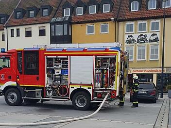 Kulmbach: Fahrzeug auf Eku-Parkplatz fängt Feuer - Polizeistreife verhindert Schlimmeres
