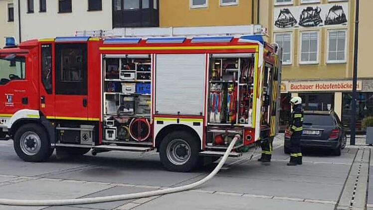 Kulmbach: Fahrzeug auf Eku-Parkplatz fängt Feuer - Polizeistreife verhindert Schlimmeres