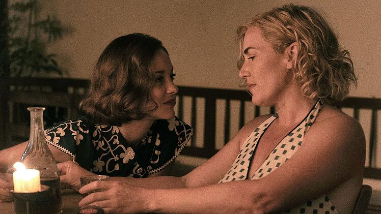 Kate Winslet (rechts, mit Marion Cotillard) verehrt Lee Miller als "eine extreme Liebhaberin, Denkerin, Lebensbejaherin, K&ouml;chin, 'Vogue'-Covergirl, Kriegskorrespondentin, Ikone, Mutter".